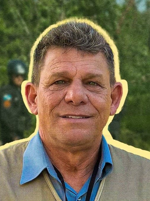 Carlos Russo com colete de secretário de Meio Ambiente de Araruama durante operação de fiscalização