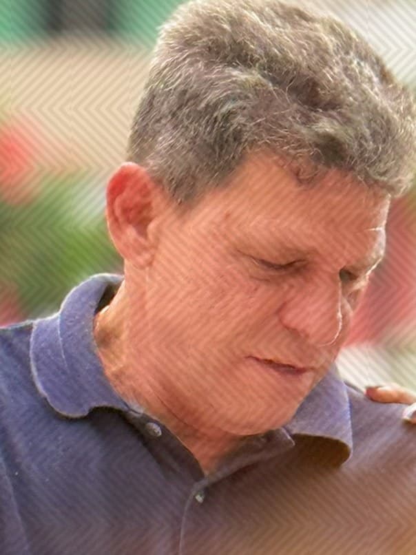 Carlos Russo ao lado de uma moradora durante visita em Araruama