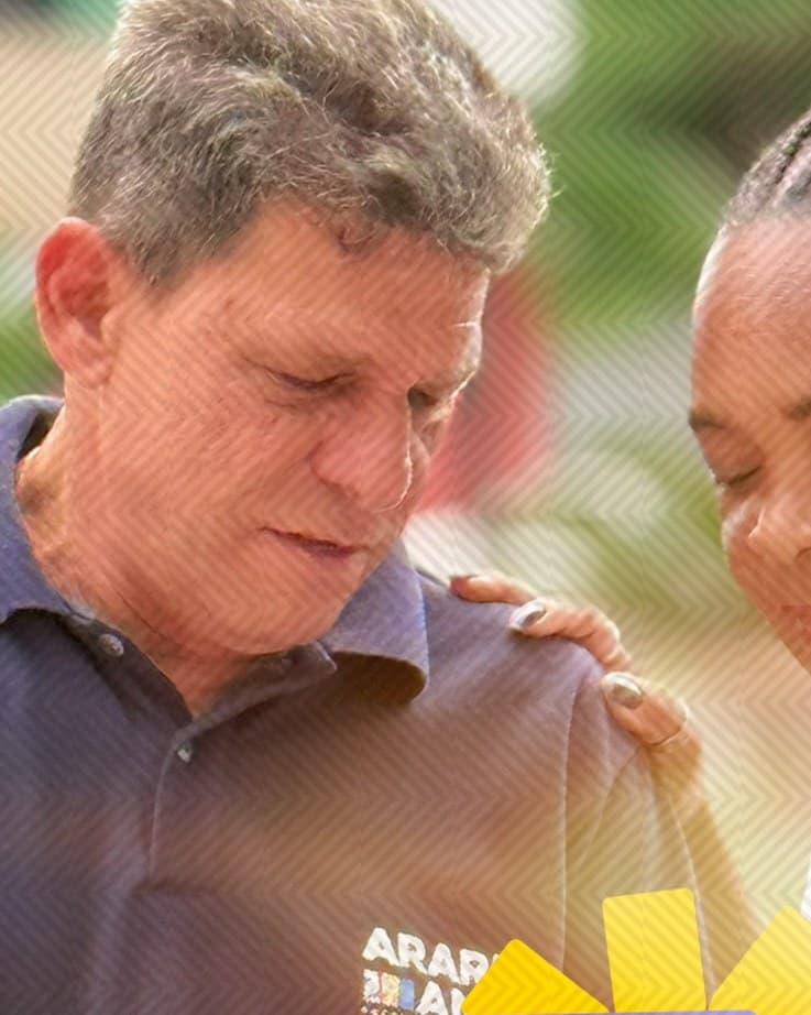 Carlos Russo ouve com atenção uma moradora de Araruama durante visita comunitária